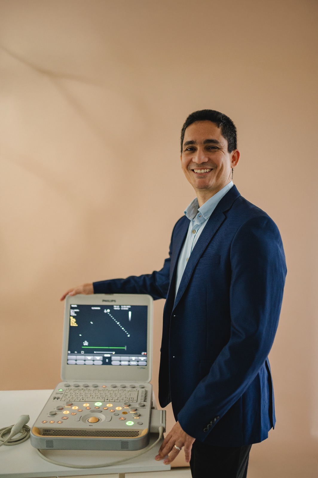 Dr. Alessandro ao lado do aparelho de ecocardiografia